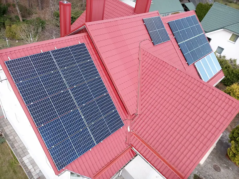 Pastato stogas su saulės kolektoriais
